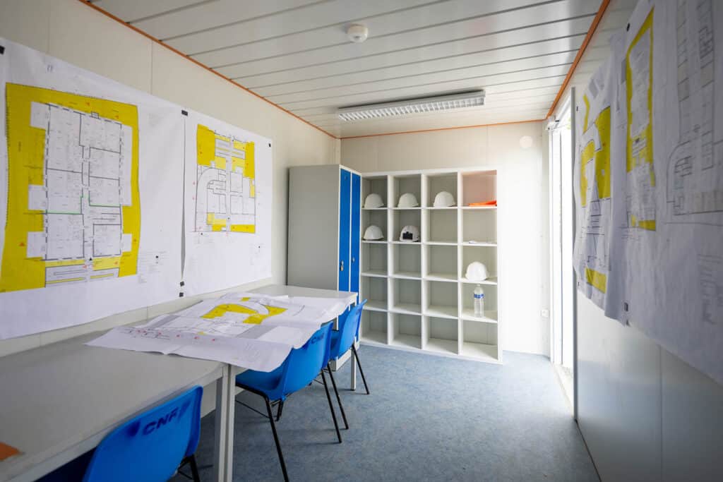 bureau chantier dans base vie modulaire