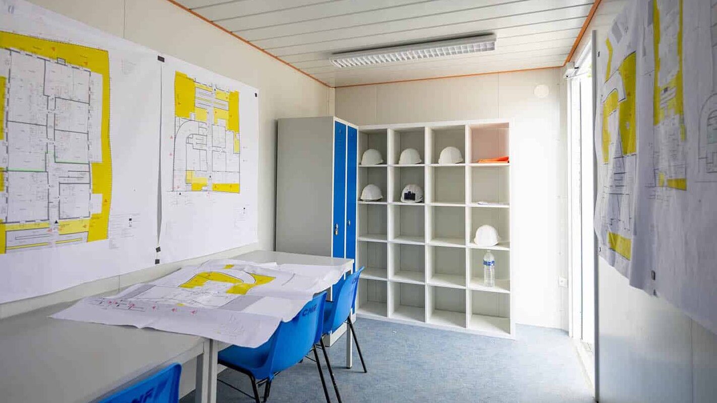 intérieur bureau de chantier dans une base vie